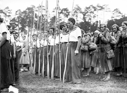 Kilka lat przed, lat tej samej ery po tym samym w wyznawaniu Chrystusie. A scena jak z zupełnie innej planety: 1935, międzynarodowy zlot harcerzy w Spale. Harcerki z Wołynia w trakcie inauguracji zlotu; każda z nich trzyma wiosło. Wszystkie żyją. Ze zbiorów Narodowego Archiwum Cyfrowego