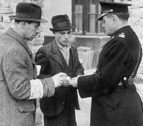 Granatowy policjant kontroluje dokumenty w getcie, 1941 r. (fot. Wikipedia/CC BY-SA 3.0 de/Bundesarchiv, Bild 183-L22985)