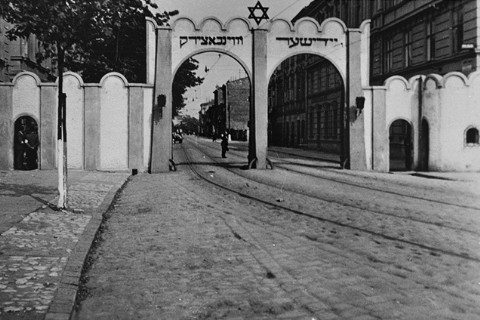 Jedna z bram krakowskiego getta (wejście z Rynku Podgórskiego na ul. Limanowskiego), 1941 r.