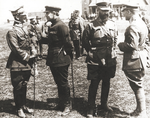 Symon Petlura i gen. Antoni Listowski, gen. Marko Bezruczko, oficerowie ukraińscy i polscy – wyprawa kijowska, kwiecień 1920 r.
