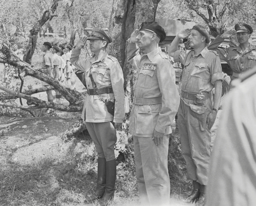Generał Harold Alexander (z lewej) i generał Władysław Anders (drugi z lewej), Monte Cassino, 24 maja 1944 r. (fot. Wikipedia)