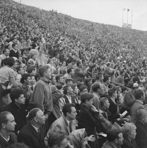 Peace Race: spectators at the 10th-Anniversary Stadium (Warsaw); 1961, from the collections of the National Digital Archives (Photography Archives of Zbyszek Siemaszko)