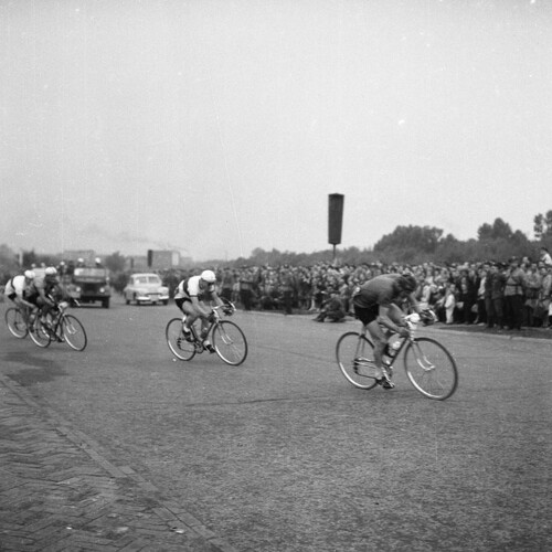 Peace Race: cyclists before entering the field of the 10th-Anniversary Stadium (Warsaw); 1961, from the collections of the National Digital Archives (Photography Archives of Zbyszek Siemaszko)