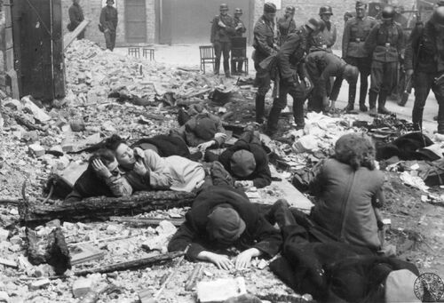 Grupa Żydów schwytanych przez Niemców w czasie powstania w getcie warszawskim. Fotografia pochodzi z raportu Stroopa. Fot. AIPN