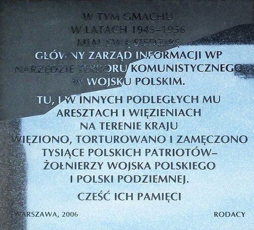 Tablica upamiętniająca ofiary Głównego Zarządu Informacji Wojska Polskiego na jego dawnej siedzibie (fot. Wikipedia/CC BY-SA 4.0/Panek)