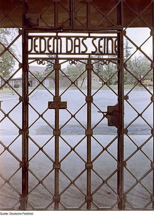KL Buchenwald, jedna z bram z napisem <i>Jedem das Seine</i> (fot. Wikipedia/CC BY-SA 3.0 de/Deutsche Fotothek‎)