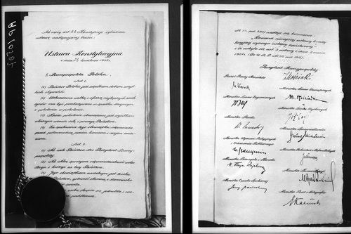Kopia aktu konstytucji z kwietnia 1935 roku. Z prawej widoczna ostatnia strona konstytucji z podpisami prezydenta Ignacego Mościckiego, marszałka Józefa Piłsudskiego i członków rządu Walerego Sławka. Fot. NAC