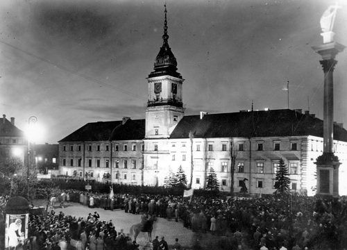 Manifestacja społeczeństwa przed Zamkiem Królewskim podczas ceremonia podpisania przez prezydenta RP Ignacego Mościckiego Konstytucji 1935 r. Fot. NAC