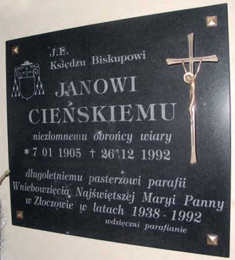 Tablica w kościele w Złoczowie, po 1989 r. ujawniono, że ks. Jan Cieński był tajnym biskupem na Ukrainie. Fot. z "Biuletynu IPN" nr 3/2017