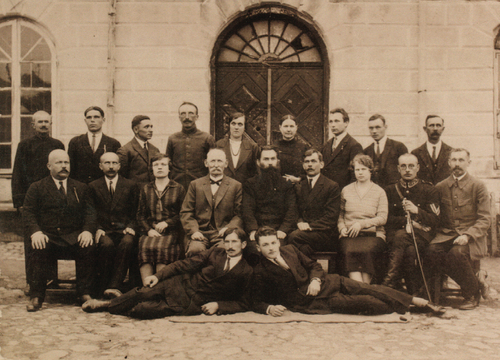 Burmistrz Józef Franciszek Bazgier (siedzi piąty z lewej) z radnymi miejskimi i pracownikami magistratu, zdjęcie wykonane najprawdopodobniej pomiędzy 1925 r. a 1927 r. (fot. Centrum Dokumentacji Kultur Pogranicza)