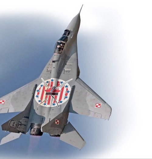 Pokazowy MiG-29 nr 56, upamiętniający Mariana Pisarka, ma na grzbiecie wielobarwną Odznakę Kościuszkowską. Zdjęcie wykonane we wrześniu 2016 r. (fot. Miłosz Rusiecki)