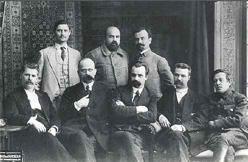 Sekretariat Ukraińskiej Centralnej Rady, pierwszy z prawej Symon Petlura, 1917 r. Fot. Wikimedia Commons