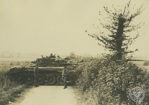 Czołg A27M Mk VIII <i>Cromwell IV</i> z 10. Pułku Strzelców Konnych 1. Dywizji Pancernej na stanowisku w poprzek drogi za osłoną z żywopłotu (prawdopodobnie podczas walk w rejonie Falaise). Na boku wieży niewyraźny numer rejestracyjny ("T 188...3..."?). Fot. z zasobu IPN
