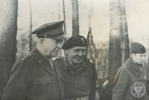 Naczelny dowódca sił alianckich generał Dwight Eisenhower (1L) i dowódca polskiej 1. Dywizji Pancernej generał brygady Stanisław Maczek (2L) podczas inspekcji oddziałów polskich w Holandii. Listopad 1944 r. Fot. z zasobu IPN