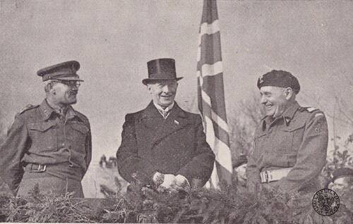 Dowódca Korpusu Kanadyjskiego, burmistrz miasta Breda, gen. Stanisław Maczek na trybunie honorowej. Fot. z zasobu IPN przekazana przez SWAP