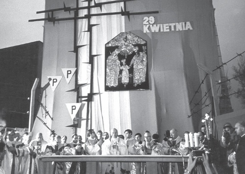 Msza św. sprawowana pod przewodnictwem kard. Karola Wojtyły podczas pielgrzymki księży dachauowczyków do Kalisza w 1970 r.