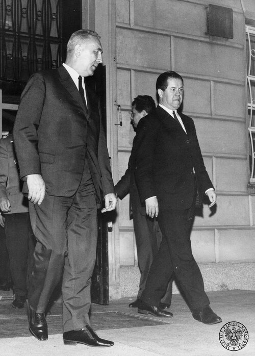 "Szlachta" PRL. Gierek (L) oraz minister spraw wewnętrznych PRL Franciszek Szlachcic (P) przed gmachem MSW. 6 maja 1971 r. Fot. z zasobu IPN