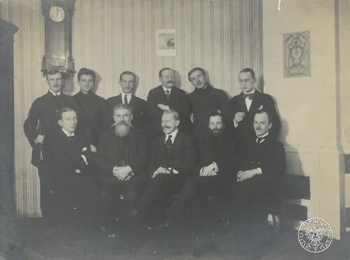 Członkowie Straży Obywatelskiej (Edmund Piaszczyński pierwszy z lewej w rzędzie siedzącym). Z zasobu Archiwum IPN: <i>Archiwum rodzinne Ewy i Jerzego Stolarskich</i>