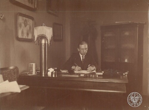 Edmund Piaszczyński w swoim gabinecie w fabryce Manna (1928 r.). Z zasobu Archiwum IPN: <i>Archiwum rodzinne Ewy i Jerzego Stolarskich</i>