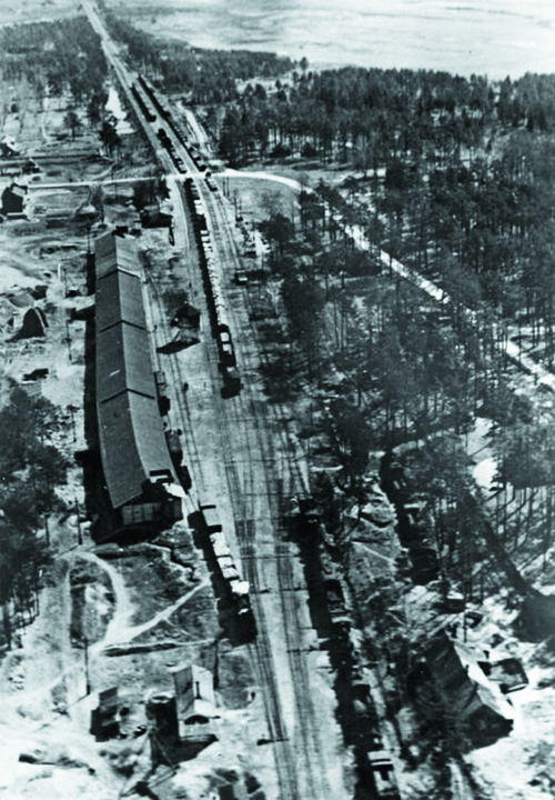 Stacja kolejowa Gniezdowo 3 km od miejsca egzekucji  polskich jeńców wojennych z obozu w Kozielsku. Polaków przywożono pociągami na stację i stąd transportowano na miejsce  straceń w katyńskim lesie, zdjęcie lotnicze  z okresu II wojny światowej.