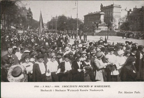 ...część pochodu przy pomniku Adama Mickiewicza. Pocztówka ze zbiorów cyfrowych Biblioteki Narodowej ("polona.pl")