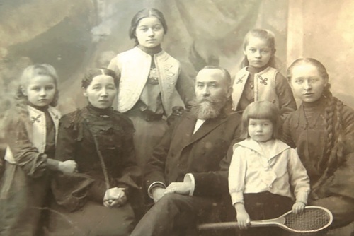 Rodzina Wocalewskich; w środku: Anna z Zakrzewskich oraz Bolesław Tadeusz Wocalewski; po lewej – Jadwiga, po prawej – Jan; z tyłu od lewej: Anna, Zofia i Maria