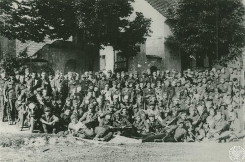 Grupa żołnierzy Brygady Świętokrzyskiej NSZ przed budynkiem w nieznanej miejscowości podczas marszu przez Czechosłowację [?], autor: nieznany, 5 V 1945 - 30 VI 1945 r. Fot. AIPN