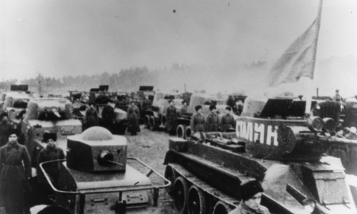 Oddziały Armii Czerwonej oczekujące na rozpoczęcie defilady w Białymstoku, wrzesień 1939 r. (fot. ze zbiorów IPN)