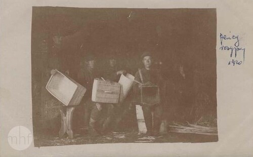Russian POWs weaving baskets, 1920. Author: photographer Jan Zimowski. From the collections of the Museum of the History of Photography in Cracow