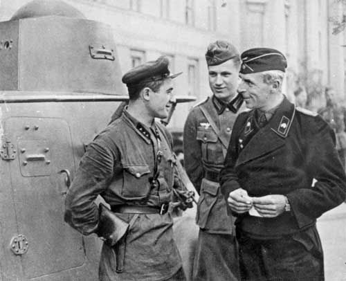 Spotkanie oddziałów niemieckich i sowieckich w Brześciu nad Bugiem, 1939 r. Fot. AIPN