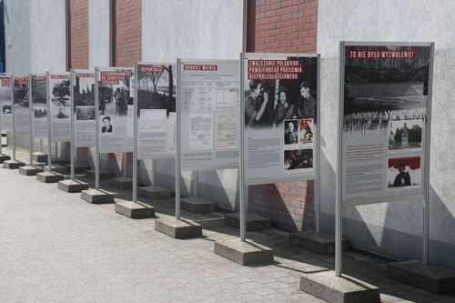 Wystawa IPN Gdańsk „»Domy płoną, kobiety krzyczą, zabawili się do woli«. Armia Czerwona w województwie gdańskim w 1945 roku”.