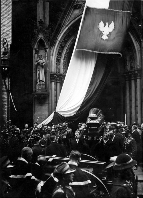 Wyprowadzenie trumny z ciałem Józefa Piłsudskiego z katedry św. Jana w Warszawie, 17 maja 1935 r. Ze zbiorów Narodowego Archiwum Cyfrowego