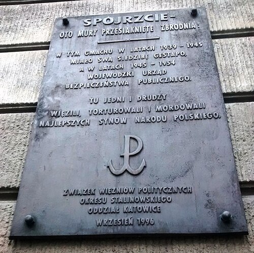 Tablica pamiątkowa na fasadzie budynku przy ul. Powstańców 31 w Katowicach. Fot. Wikimedia Commons/Michał Bulsa (CC BY-SA 4.0)