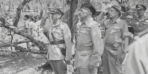 Generał Harold Alexander (z lewej) i generał Władysław Anders (drugi z lewej), Monte Cassino, 24 maja 1944 r. (fot. Wikipedia)