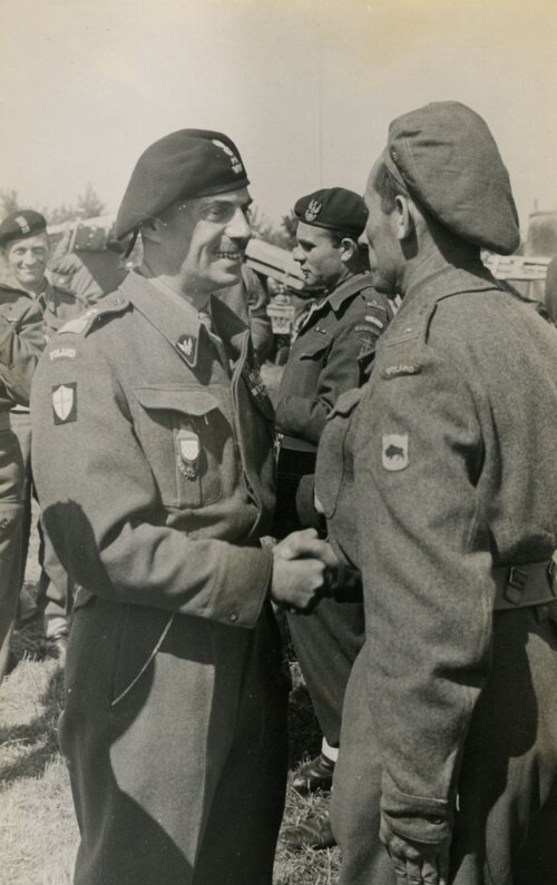 Gen. Władysław Anders z żołnierzami po zdobyciu Bolonii 1945. Zdjęcie ze zbiorów Instytutu Literackiego Kultura w Maisons-Laffitte