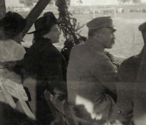 Józef Piłsudski na stadionie Cracovii w r 1917 r. (fot. ze strony internetowej kibiców klubu sportowego Cracovia terazpasy.pl)