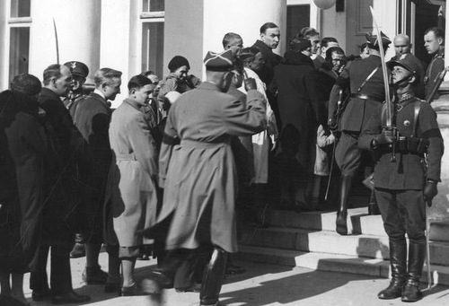 Kolejka (przed wejściem do Belwederu) chętnych do oddania ostatniego hołdu Józefowi Piłsudskiemu (fot. NAC)