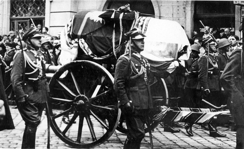 Trumna z Marszałkiem Józefem Piłsudskim na lawecie (fot. NAC)