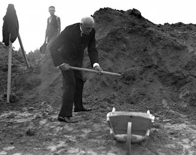 Prezydent Ignacy Mościcki przy sypaniu Kopca Piłsudskiego w Krakowie (fot. NAC)