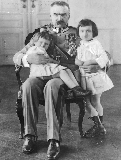 Marszałek Józef Piłsudski z córkami Jadwigą i Wandą (fot. NAC)
