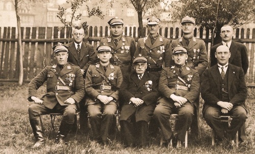 Spotkanie tyskich powstańców po latach, 1936 r. Pierwszy od prawej (siedzi) Stefan Krzyżowski.  Fot. ze zbiorów Muzeum Miejskiego w Tychach
