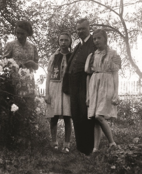 Maria Krzyżowska i Ludwik Konarzewski z dziećmi,  Istebna, lata trzydzieste XX w.   Fot. ze zbiorów Muzeum Miejskiego w Tychach