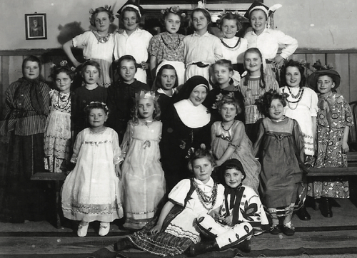 Zabawa karnawałowa w Domu Dziecka na Oruni w 1946 r. Powyżej s. Norberty z prawej – Regina Pawłowska (fot. ze zbiorów Reginy Pawłowskiej)