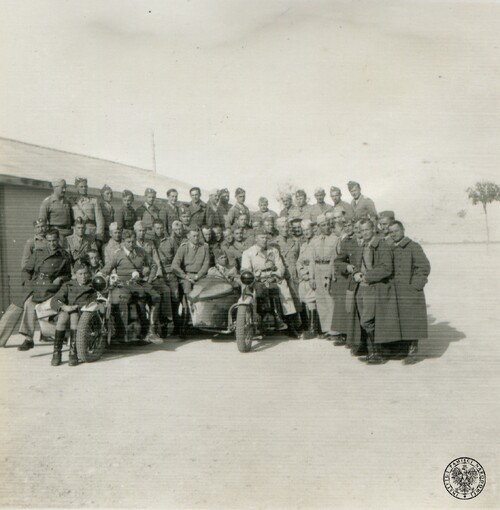 Uczestnicy 1. kursu kierowców pojazdów mechanicznych Samodzielnej Brygady Strzelców Karpackich w Al-Dekheila w Egipcie, styczeń 1941. Fot. z zasobu IPN (z „Kolekcji Karola Angermana” przekazanej przez Ewę Krystynę Jędruch)