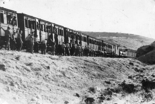 Syryjski pociąg przewożący żołnierzy Brygady Strzelców Karpackich do Palestyny; nad rzeką Jarmuk, 29 czerwca 1940. W centrum żołnierze pomagają wstawić na tor wykolejony wagon. Fot. z zasobu IPN