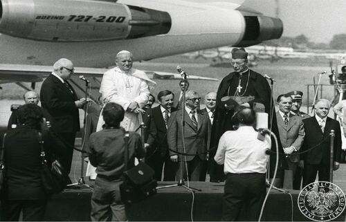 Pierwsza pielgrzymka Jana Pawła II do Polski - powitanie na lotnisku Okęcie w dn. 2 VI 1979 r. Fot. AIPN