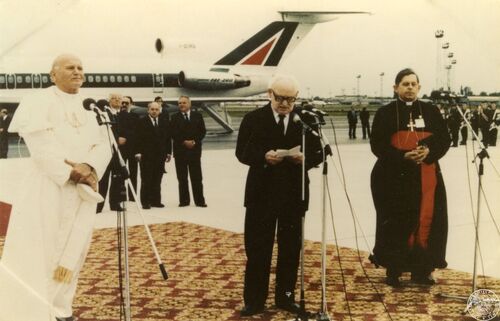 Druga pielgrzymka Jana Pawła II do Polski - powitanie na lotnisku Okęcie w dn. 16 VI 1983 r. Fot. z zasobu Archiwum MSW PRL