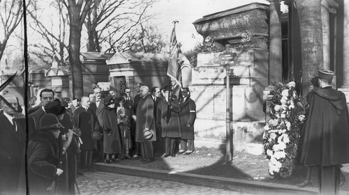 Pielgrzymka Polonii z Paryża na polski cmentarz Les Champeaux w Montmorency na groby Polaków poległych w czasie rewolucji lutowej w 1830 r we Francji, 19230 r. Fot. NAC
