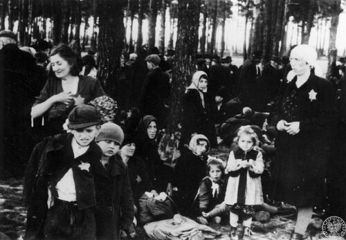 Grupa Żydów z Węgier czeka na śmierć w pobliżu komór gazowych obozu zagłady KL Auschwitz II - Birkenau, maj 1944 r. Fot. z zasobu IPN