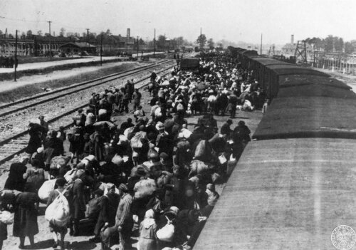 Żydzi z Węgier na rampie bocznicy kolejowej w obozie zagłady KL Auschwitz II - Birkenau, maj 1944 r. Fot. z zasobu IPN